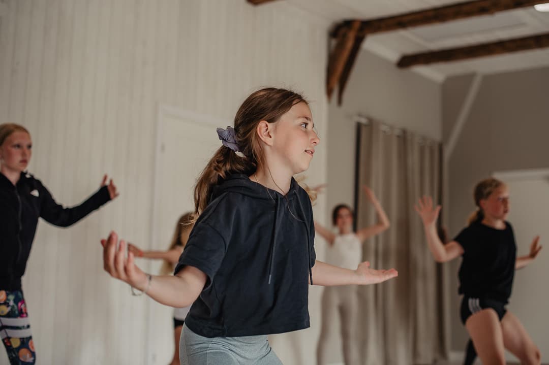 Barn som dansar i en danssal.