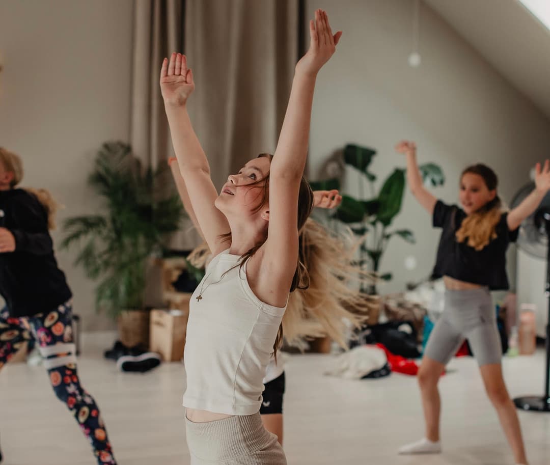 Logotyp för Malins dans. Färglad bild med dansare som hoppar.